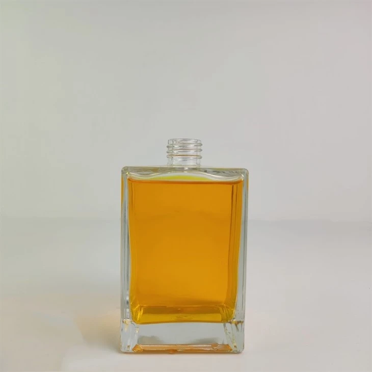 Bouteille d'alcool carrée adaptée aux besoins du client 500ml bouteille de brandy de vodka d'esprit de whisky de gin